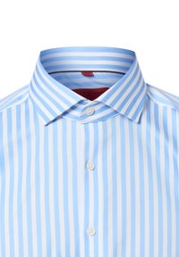 Camicia a righe azzurro chiaro e bianco con colletto button-down, vestibilità slim e bottoni di plastica. Etichetta rossa con il nome del marchio visibile all'interno del colletto.