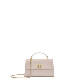 Jasnoróżowa skórzana torebka o zorganizowanej konstrukcji, złotym okuciu, odpinanym łańcuszku oraz metalowym logo na przedniej klapie.