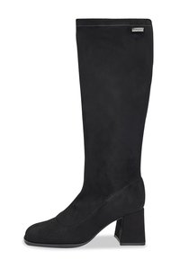 Botas negras hasta la rodilla de suave gamuza, con puntera cuadrada y tacón ancho. Textura suave con sutiles detalles de costura.
