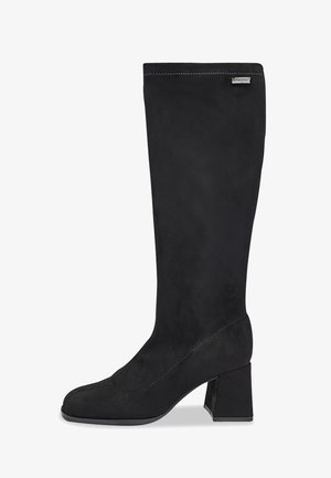 Zwarte tot de knie komende laarzen van zacht suede, met een vierkante neus en blokhak. Glad oppervlak met subtiele stiksels.