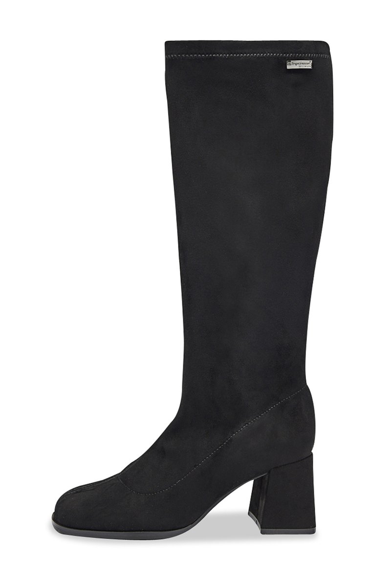Botas negras hasta la rodilla de suave gamuza, con puntera cuadrada y tacón ancho. Textura suave con sutiles detalles de costura.