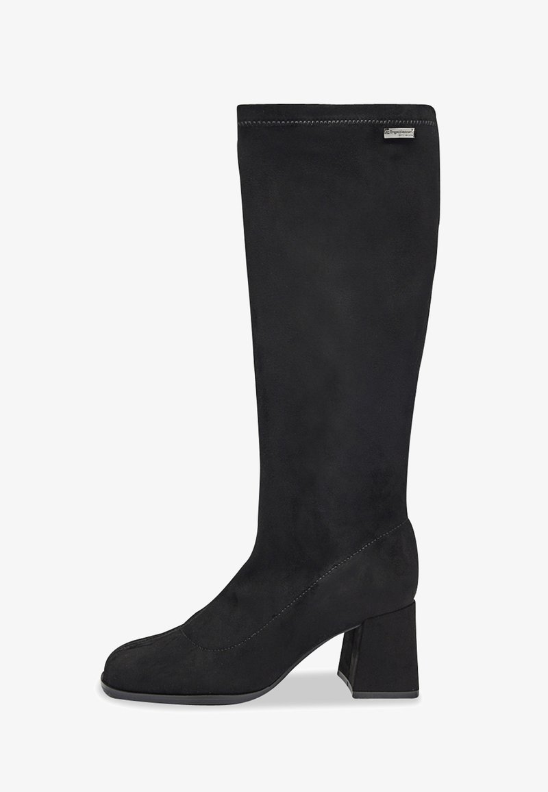 Botas negras hasta la rodilla de suave gamuza, con puntera cuadrada y tacón ancho. Textura suave con sutiles detalles de costura.