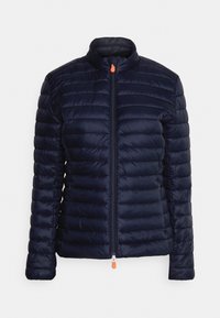 Granatowa puchowa kurtka z kołnierzem stojącym, poziomym pikowaniem, przednim zamkiem błyskawicznym z pomarańczowym suwakiem i dopasowanymi rękawami.