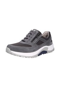 Scarpa da ginnastica grigia realizzata in materiali scamosciati e mesh, con una suola testurizzata, lacci frontali e un dettaglio laterale con zip per un facile accesso.
