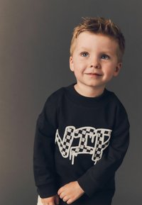 Next GRAFFITI REGULAR FIT - Pikkade varrukatega topp - black