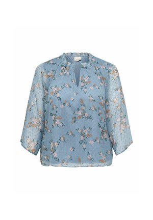 Lichtblauwe doorschijnende blouse met roze en oranje bloemmotief, driekwart mouwen en een kleine keyhole-halslijn met ruches.