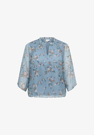 Blusa transparente azul claro con estampado floral en rosa y naranja, mangas 3/4 y un pequeño escote en forma de ojo de cerradura con ribete de volantes.