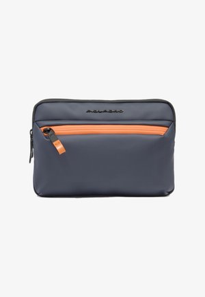 Neceser compacto azul marino con una cremallera frontal naranja y el logo de la marca "Piquadro" en negro sobre la cremallera.