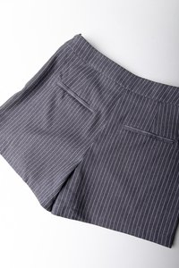 Kullsvart stripete shorts med en glatt tekstur, som har to baklommer og en flat midje.