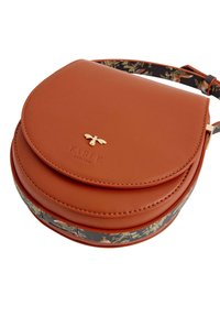 Braune Leder-Crossbody-Tasche mit einem abgerundeten Deckel, geprägtem Logo und einem gemusterten Gurt mit floralen und tierischen Designs. Mit goldfarbener Hardware.