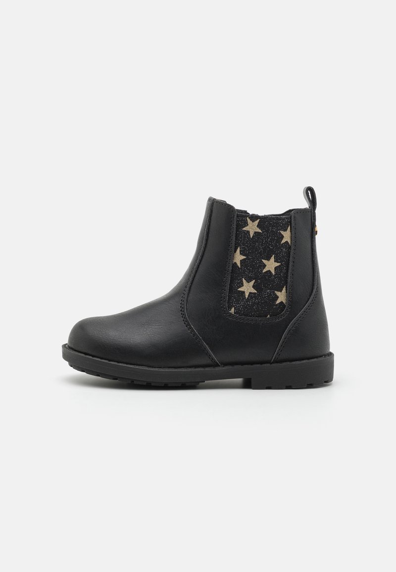 Bottine noire en cuir avec un panneau latéral élastique à motif d'étoiles, languette au talon, semelle plate et bout arrondi.
