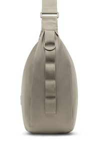 Borsa a spalla in tessuto beige con struttura arrotondata, tracolla regolabile e superficie texture; presenta un accentuazione in metallo.
