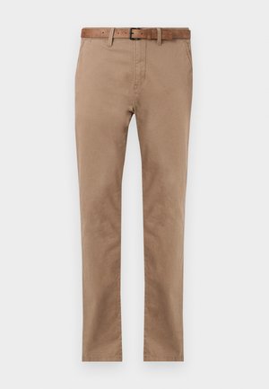 Bežna bombažna chinos hlače s ravnim krojem, z rjavim usnjenim pasom, dvema sprednjima žepoma in gladko teksturo.
