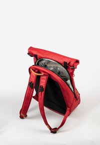Zaino roll-top rosso con spallacci imbottiti, interno grigio e design elegante. Presenta una cerniera laterale e un accento in legno sulla maniglia.
