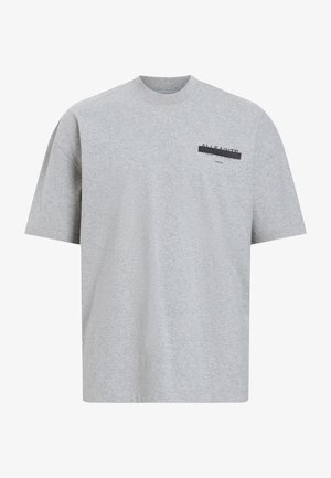 T-shirt gris clair à manches courtes avec une petite barre noire horizontale et le texte "ALLSAINTS" au-dessus de caractères japonais sur la poitrine gauche.