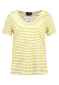 Geel en witte gestreepte T-shirt met korte mouwen, een V-hals en een klein voorvakje. Gemaakt van lichtgewicht stof.