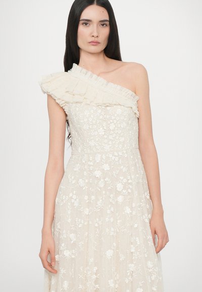 Een off-shoulder jurk in roomkleur met bloemenborduursel, een gerimpelde halslijn en een vloeiende rok. Gemaakt van een lichtgewicht, gestructureerde stof.