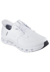 Bílé atletické tenisky Skechers Glide-Step s prodyšným svrškem, šněrováním a větranou podrážkou.