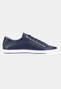 Zapatillas de cuero navy con suela de goma blanca, punta redonda y diseño de cordones. Presenta ojales plateados y una mínima marca en el lateral.