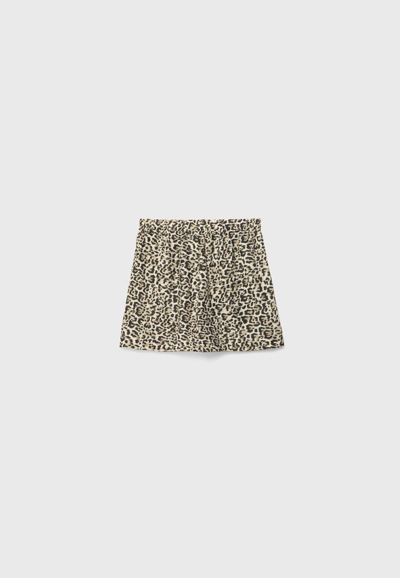 Leopardenmuster-Shorts aus weichem Stoff, mit elastischem Bund und lockerer Passform. Die dominierenden Farben sind Beige und Schwarz.
