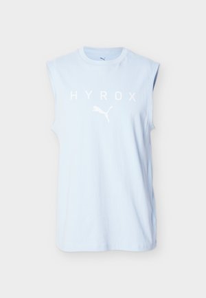 Világoskék ujjatlan sportpóló "HYROX" felirattal és Puma logóval a mellkas közepén, fehér háttéren bemutatva.