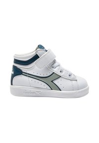 Sneaker alta bianca con accenti verdi e blu, in materiale sintetico, dettagli perforati sui lati e cinturino in velcro regolabile.