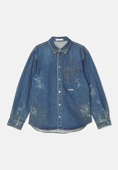 Camisa de mezclilla de manga larga, con cierre de botones, bolsillo en el pecho y detalles de manchas de pintura. Cuenta con un collar clásico y un dobladillo curvado.