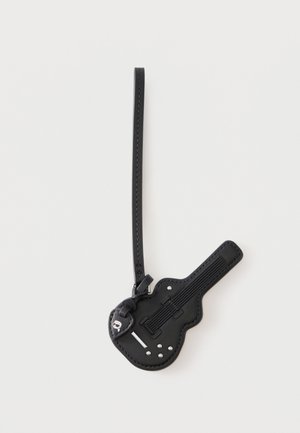 Porte-clés en cuir noir en forme de guitare avec des cordes embossées et des clous argentés attachés à une boucle en cuir noir.