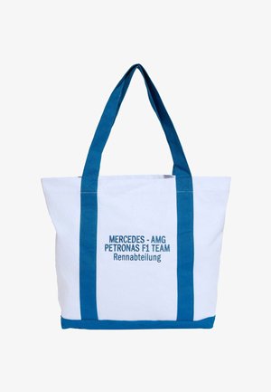 Borsa tote bianca con maniglie blu e bordo inferiore, con testo blu che recita Mercedes-AMG Petronas F1 Team Rennabteilung.