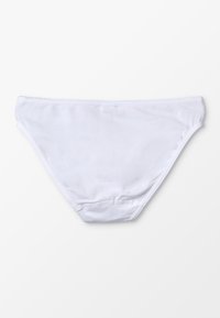 Bas de bikini en coton blanc avec un design minimaliste. Présente une texture lisse et une taille élastique, offrant des lignes simples et claires.