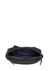 Borsa in tessuto nero con apertura a cerniera, caratterizzata da un esterno liscio, interno foderato e un'etichetta interna. Design piatto, dimensioni compatte.