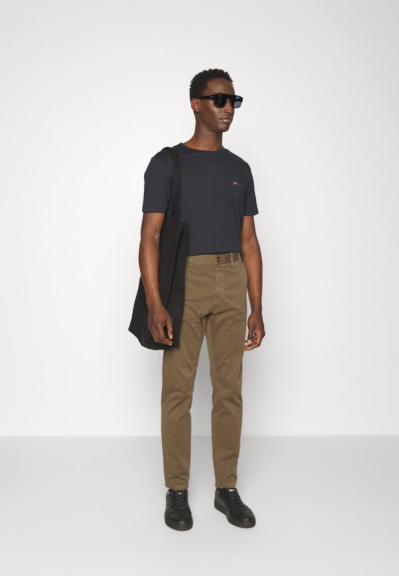 Herren Chinos | BOSS TABER Chino dark green/dunkelgrün - LX46579 Herren Chinos | BOSS TABER Chino dark green/dunkelgrün - LX46579