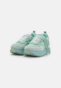 Jasnozielone sneakersy wykonane z siateczki i zamszu. Posiadają okrągłe logo, teksturowane akcenty oraz wyściełaną podeszwę. Zapięcie na sznurówki z pętelką.