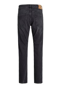 Pantalones vaqueros negros de pierna recta con dos bolsillos traseros y una etiqueta de marca de cuero marrón en la cinturilla.