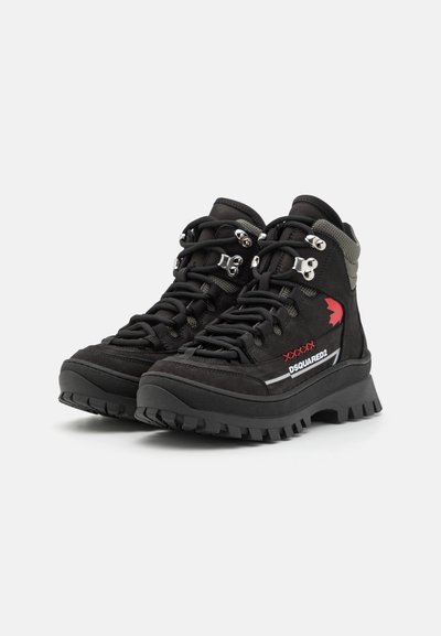 Czarne buty trekkingowe z teksturowanej zamszowej i siateczkowej cholewki. Posiadają srebrne akcesoria, wyściełany kołnierz oraz wyraźny akcent czerwonego logo. Gruba gumowa podeszwa.