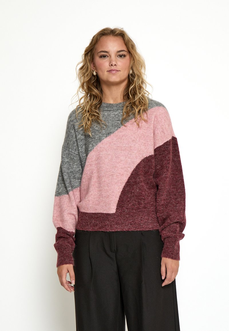 Farvet blokket sweater med grå, lys pink og burgunder sektioner. Blødt, tekstureret strik, med en afslappet pasform og lange ærmer.