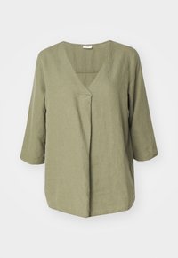 Olivengrünes, Leinenmischungsoberteil mit V-Ausschnitt und 3/4-Ärmeln. Verfügt über eine subtile Vorderfalte und einen geraden Saum. Glatte Textur.