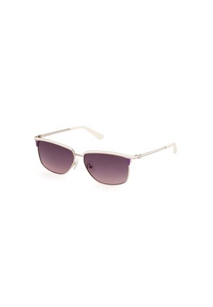 Gafas de sol de metal con un diseño elegante y angular. Lentes degradadas en púrpura, ligera montura de plata y puntas blancas en las varillas.