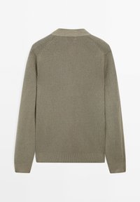 Khakifarbener Strickcardigan mit strukturiertem Muster, Schalkragen und langen Ärmeln. Rippstrickbündchen und Saumdetails am unteren Rand.