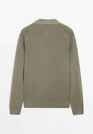 Cardigan a maglia khaki con un motivo testurizzato, colletto a scialle e maniche lunghe. Dettagli a coste ai polsini e all'orlo inferiore.