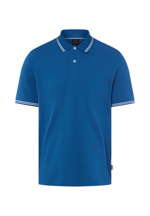 Niebieska koszulka polo z krótkim rękawem, z białymi podwójnymi paskami na kołnierzu i krawędziach rękawów, dwoma białymi guzikami oraz subtelnym logo na piersi.