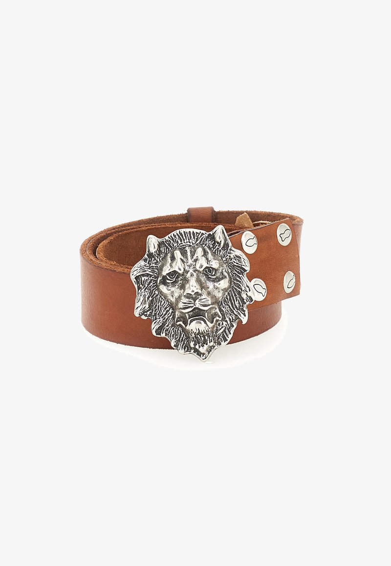Bracciale in pelle marrone con una fibbia a forma di testa di leone in argento, con dettagli intricati e borchie decorative in argento sulla cinghia.