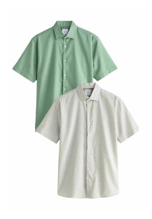 Dwie koszule z krótkim rękawem zapinane na guziki, jedna w jednolitym jasnym zielonym kolorze, druga jasnoszara z cienkimi pionowymi paskami, obie z ostro zakończonymi kołnierzami.