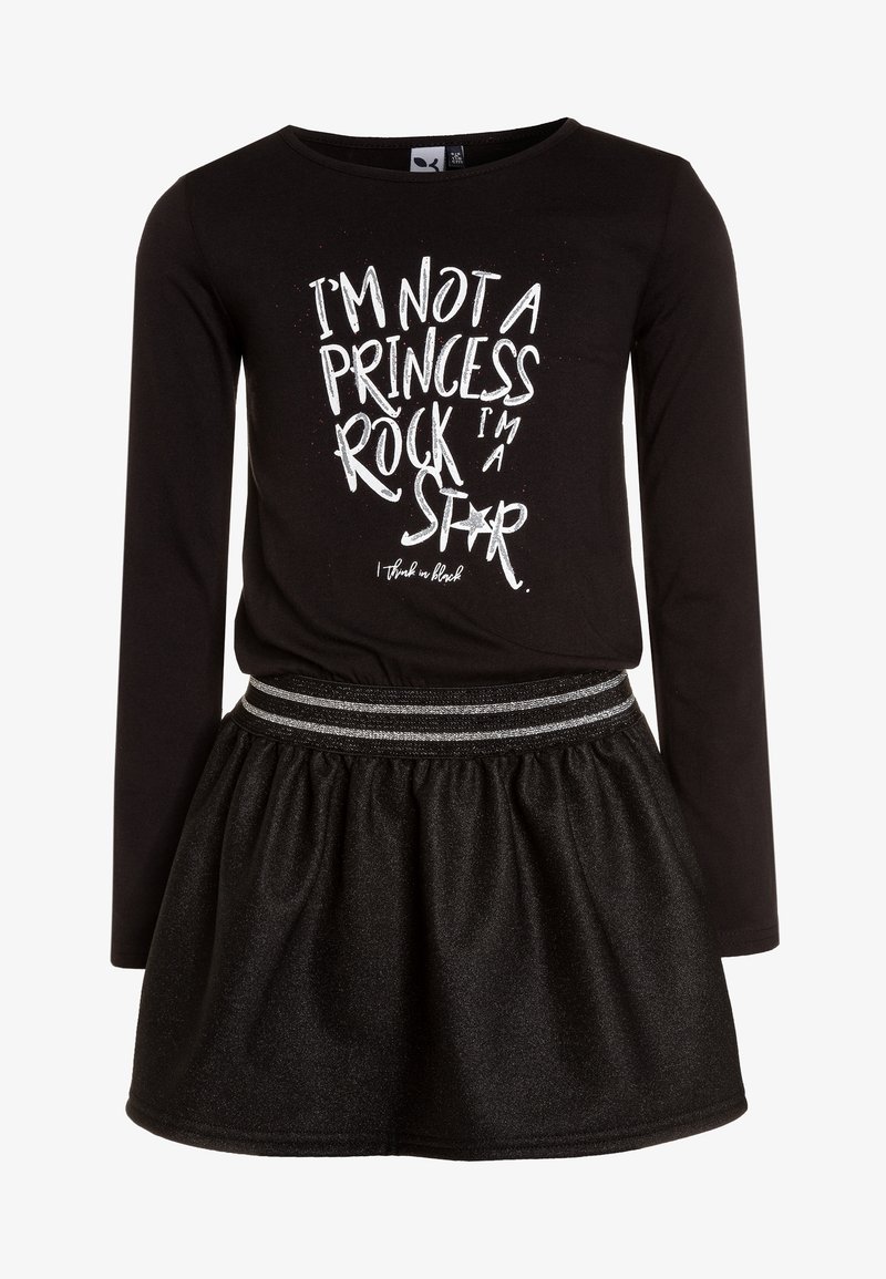 Černá dlouhý rukáv tričko s bílým grafickým textem a černou třpytivou sukní se stříbrným pruhovaným páskem, měkký materiál a rozšířený design.