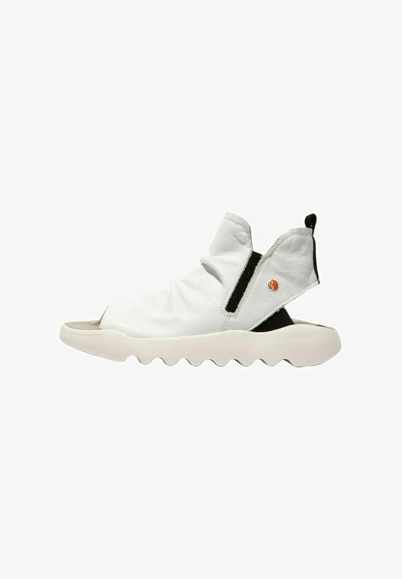 Hvide læder slip-on sandaler med rund tå, elastiske sidepaneler og en tyk, struktureret hvid sål med bølgemønster.