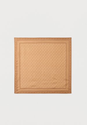 Kvadratinė šviesiai ruda skara su pasikartojančiu „MK“ logotipo raštu ir dviguba linijomis pažymėta kraštine, ant paprasto balto fono.