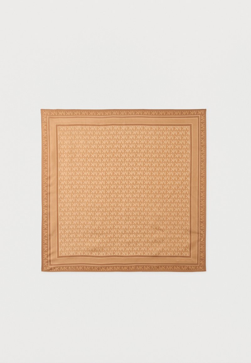 Écharpe carrée marron clair avec motif répétitif du logo "MK" et bordure à double ligne sur un fond blanc uni.