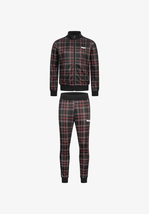 Chándal de cuadros en negro y rojo que incluye una chaqueta con cremallera y pantalones con cintura elástica, ambos con puños acanalados y detalles de logotipo.