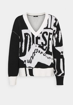Jersey bicolor en blanco y negro con cuello en pico, logotipo DIESEL abstracto y llamativo, patrón de texto gráfico, mangas largas y puños y bajo acanalados.