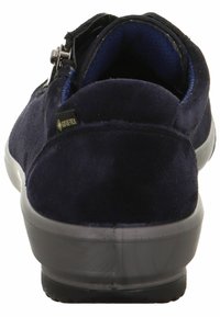 Scarpa in suede blu navy con retro arrotondato, suola grigia e chiusura con cerniera. Presenta un'interiore imbottito in blu per il massimo comfort.